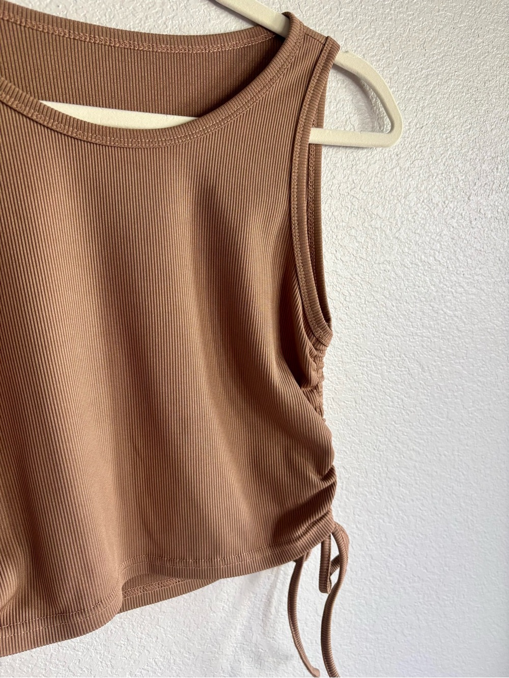 Ribbed Ruched-Side Cropped Tank Top - Picture 2 of 5